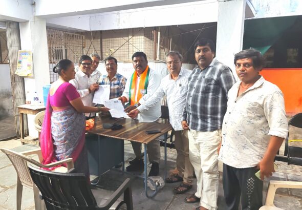 ఎస్ ఐ ఆర్ సవరణలో భాగంగా ఏర్పాటు చేసిన సహాయ కేంద్రాన్ని సందర్శించిన డాక్టర్ వన్నాల