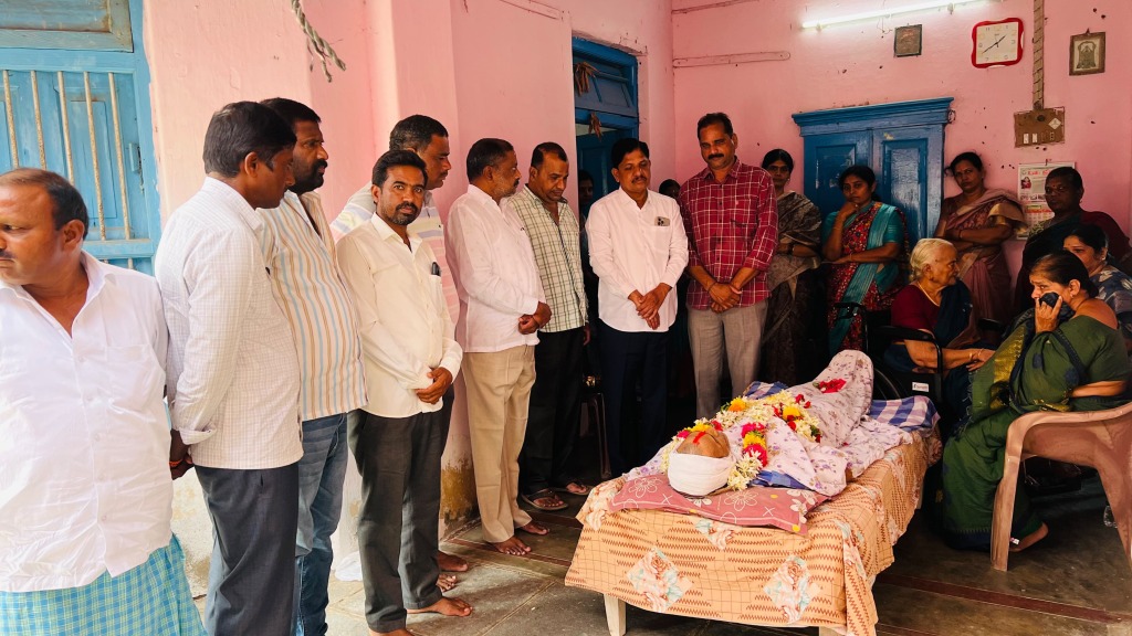 గ్రామ సీనియర్ నాయకునికి ఘన నివాళులు
