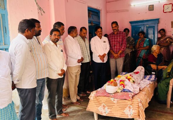 గ్రామ సీనియర్ నాయకునికి ఘన నివాళులు
