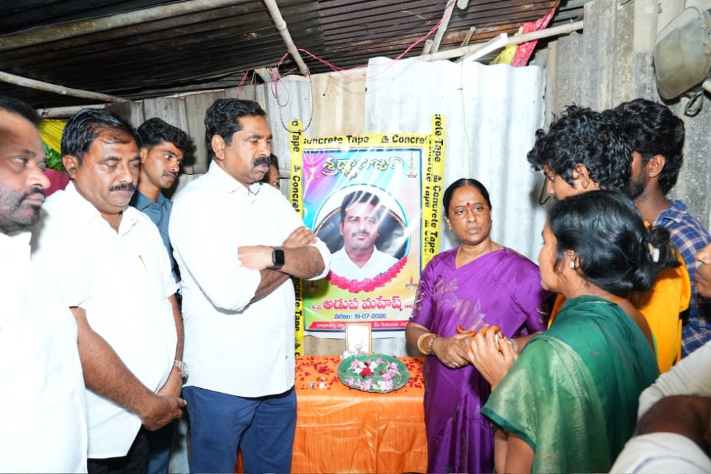 మహేష్ కుటుంబాన్ని పరామర్శించిన మంత్రి కొండా సురేఖ,ఎమ్మెల్యే కేఆర్