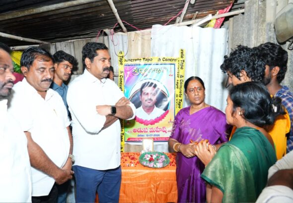 మహేష్ కుటుంబాన్ని పరామర్శించిన మంత్రి కొండా సురేఖ,ఎమ్మెల్యే కేఆర్