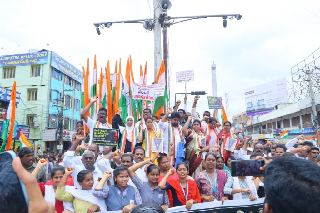 విద్యార్థులతో కలిసి ఎమ్మెల్యే రాగమయి నిరసన ర్యాలీ