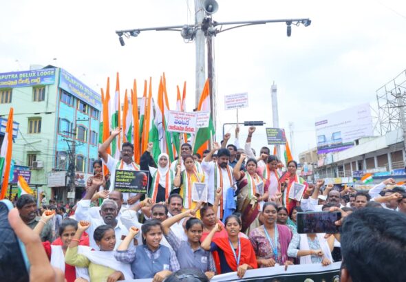 విద్యార్థులతో కలిసి ఎమ్మెల్యే రాగమయి నిరసన ర్యాలీ