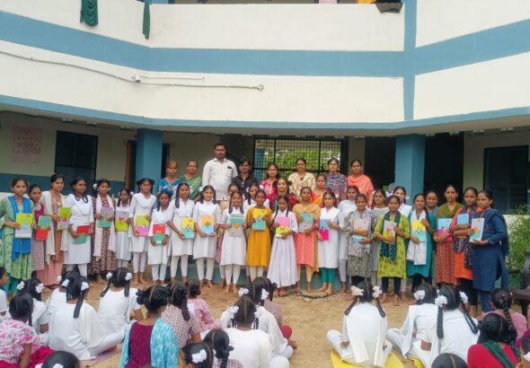 స్వెరోస్ ఆధ్వర్యంలో కస్తూర్బా పాఠశాలలో నోట్ బుక్స్ పంపిణీ