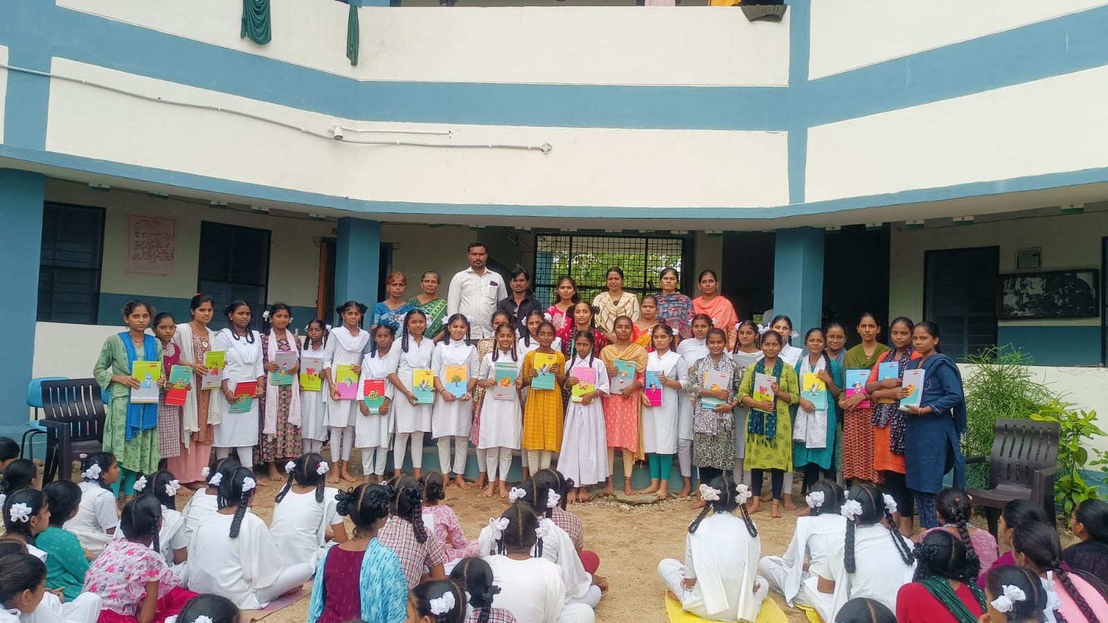స్వెరోస్ ఆధ్వర్యంలో కస్తూర్బా పాఠశాలలో నోట్ బుక్స్ పంపిణీ
