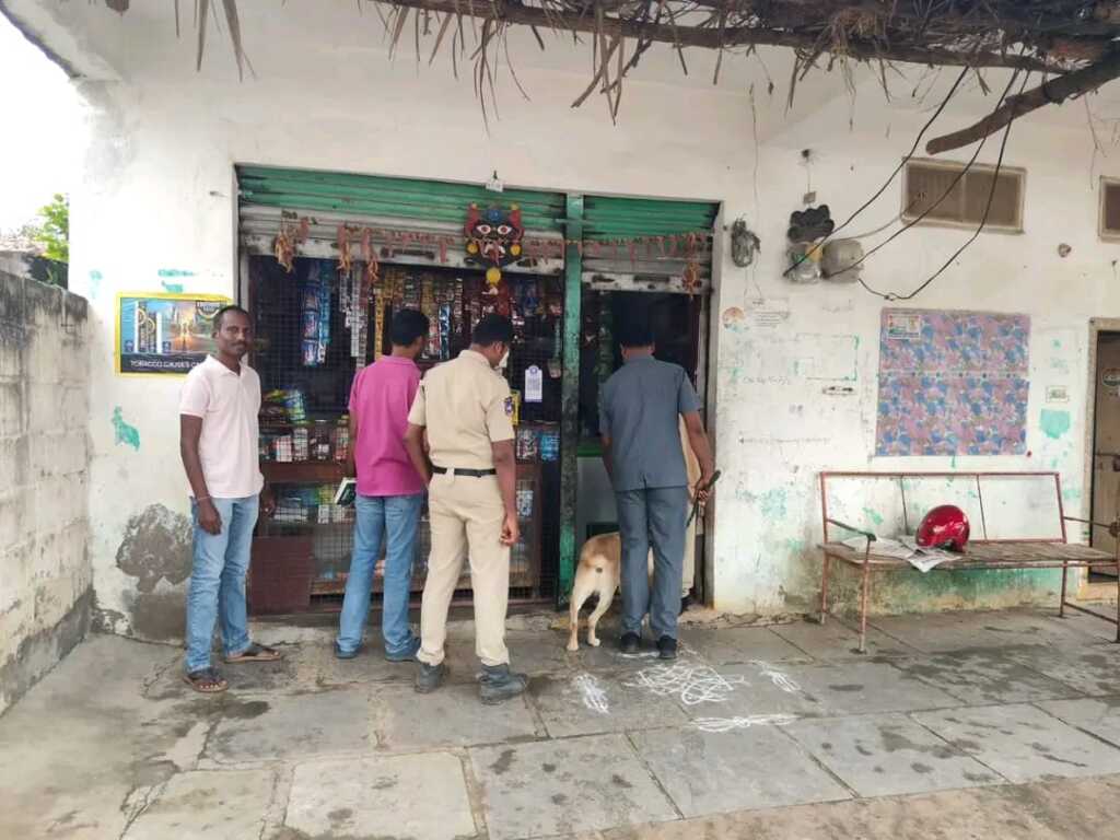 నార్కోటిక్ డాగ్‌తో భూపాలపల్లిలో సీసీఎస్ పోలీసుల ఆకస్మిక తనిఖీలు
