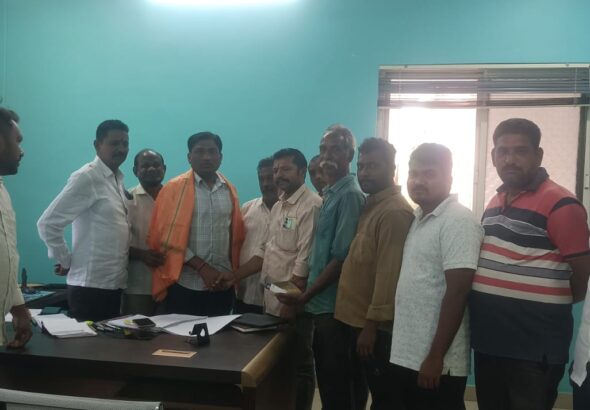 ఆటో యూనియన్ నూతన కమిటీ సభ్యులు పోలీసు అధికారులను మర్యాదపూర్వకంగా కలిసిన వేళ