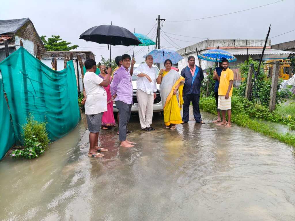 లోతట్టు ప్రాంతాల ప్రజలు అప్రమత్తంగా ఉండాలి