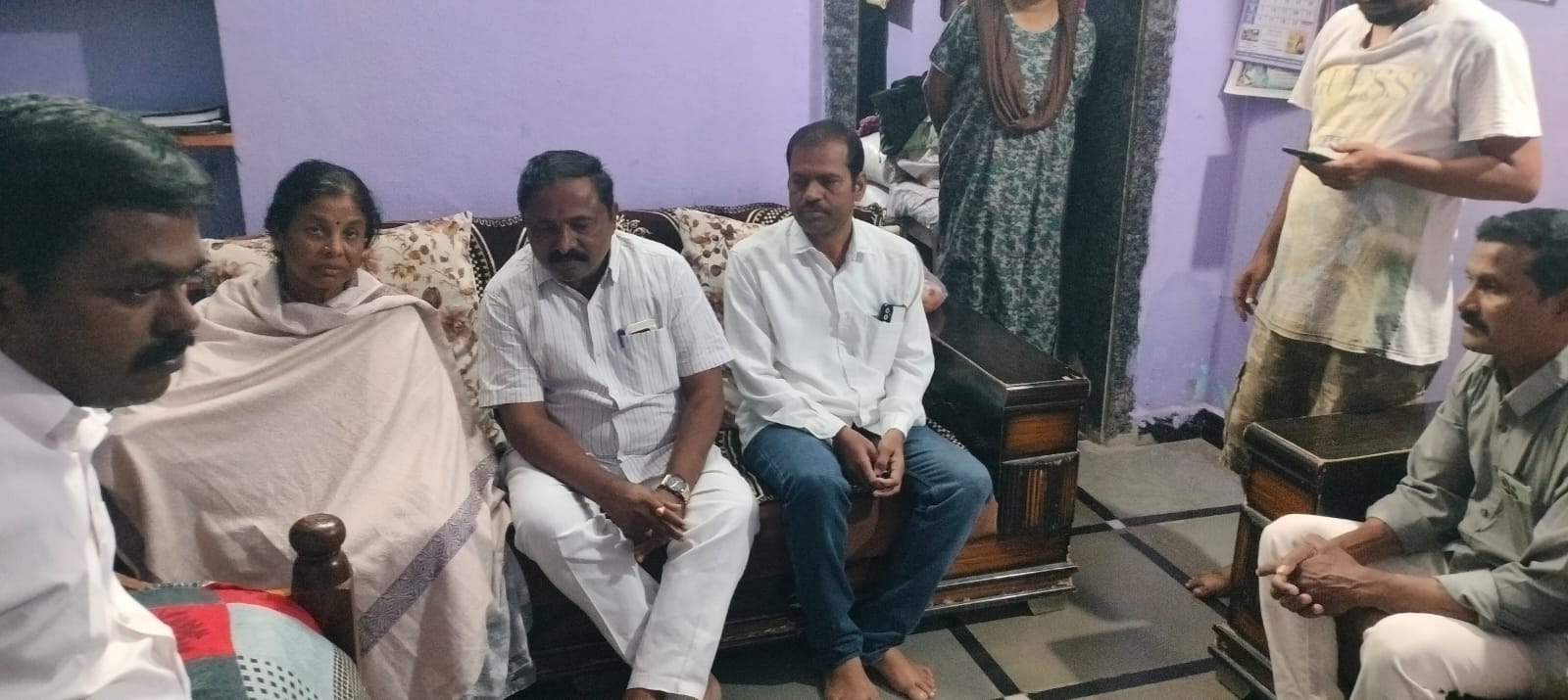 పెద్దూరి రామ్ నరసయ్య సతీమణి సావిత్రికి పరామర్శ