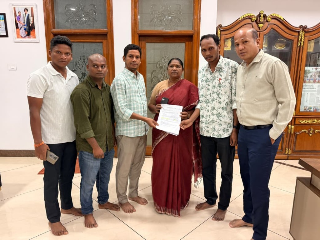 మంత్రి సీతక్కకు ఆదివాసి సంఘాల వినతి