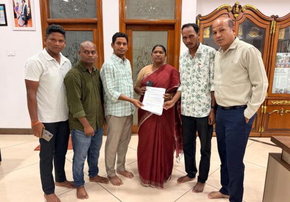 మంత్రి సీతక్కకు ఆదివాసి సంఘాల వినతి