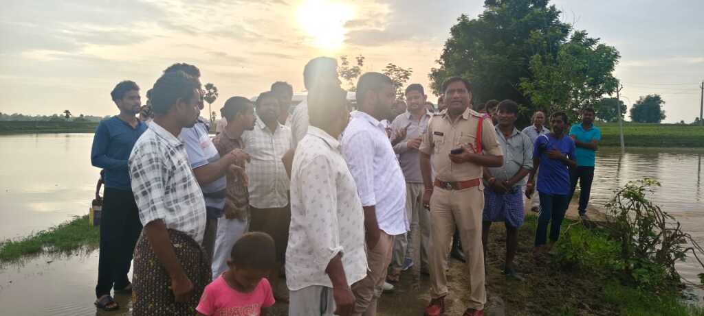 మంత్రి సీతక్క ఆదేశాలతో క్షేత్రస్థాయిలో కాంగ్రెస్ నాయకుల పర్యటన.