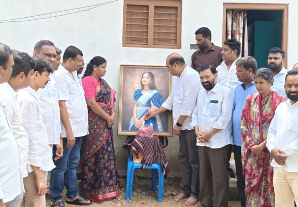 మృతురాలికి ఘన నివాళులు అర్పించిన పార్టీ నాయకులు