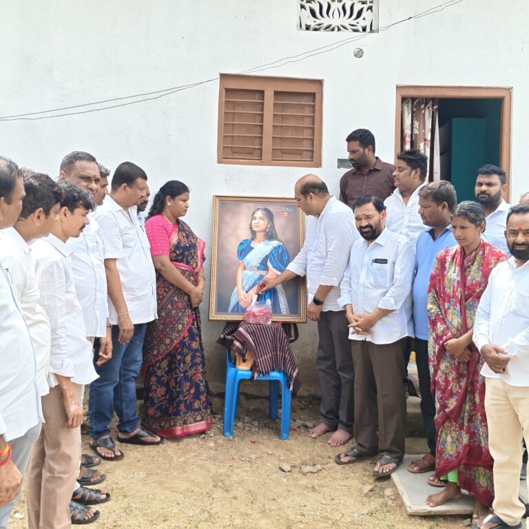 మృతురాలికి ఘన నివాళులు అర్పించిన పార్టీ నాయకులు