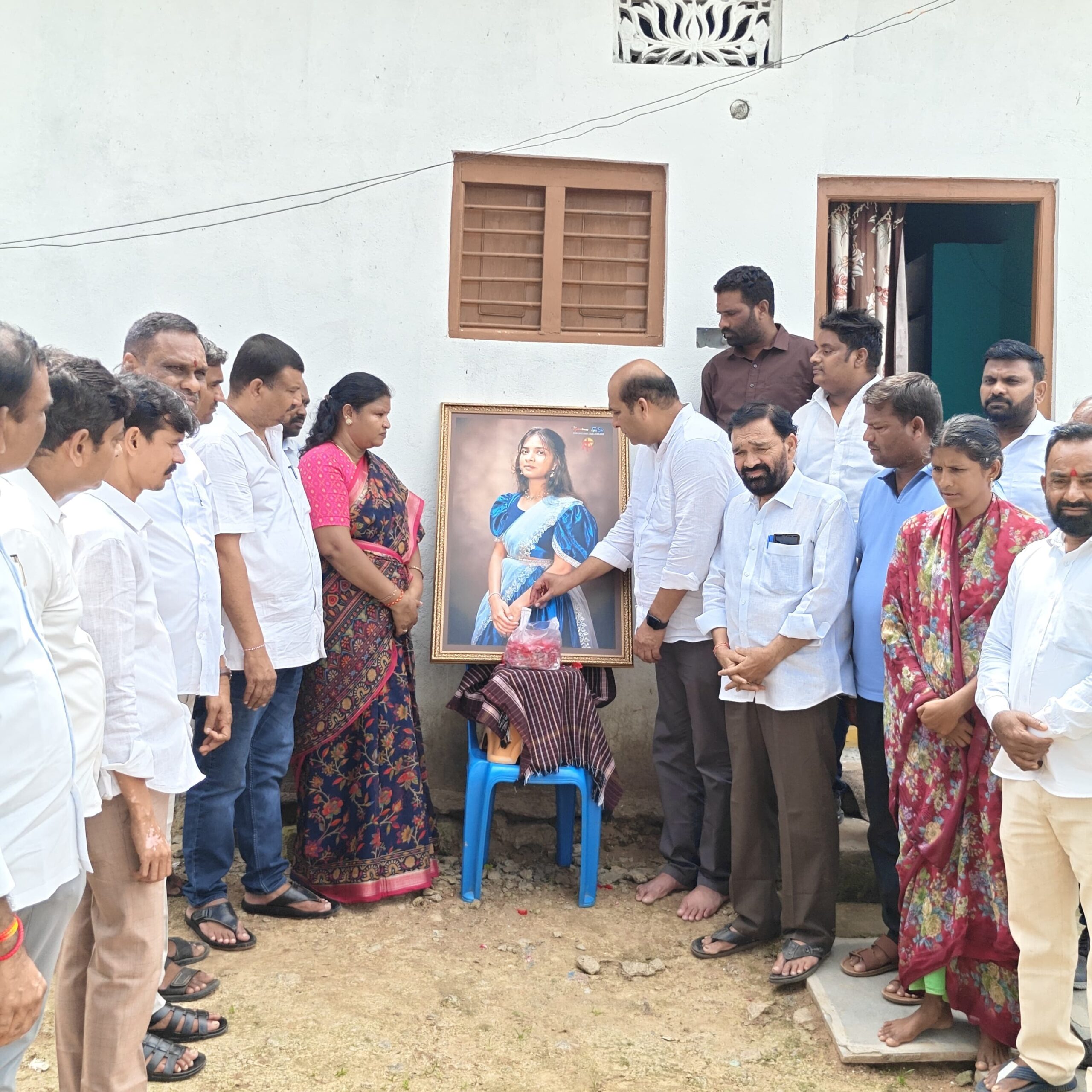మృతురాలికి ఘన నివాళులు అర్పించిన పార్టీ నాయకులు