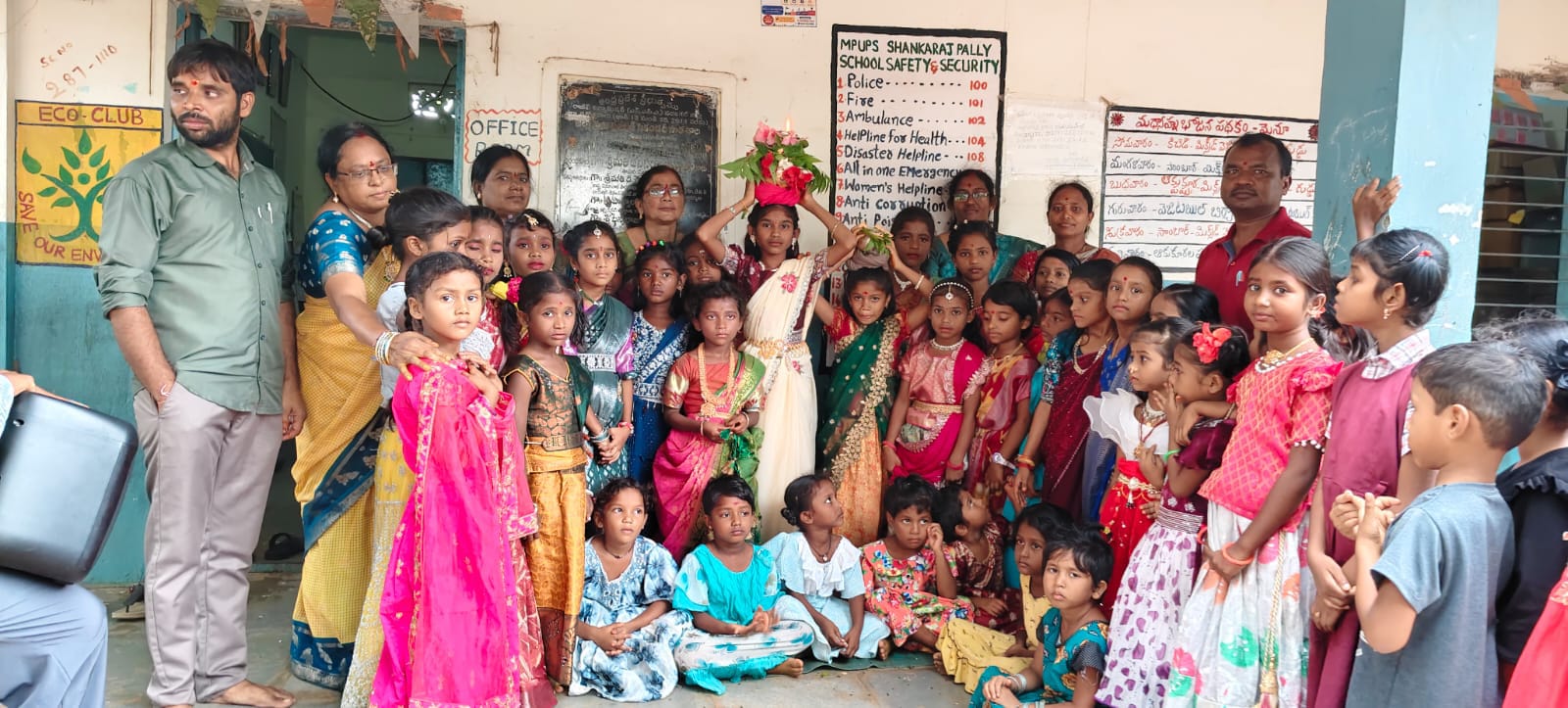 విద్యార్థుల్లో తెలంగాణ సంస్కృతి, సంప్రదాయాలపై అవగాహన కల్పించిన ఉపాధ్యాయులు