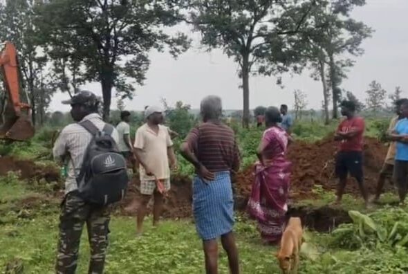 ఫారెస్ట్ అధికారులను నిలదీసిన రైతులు, గ్రామస్థులు