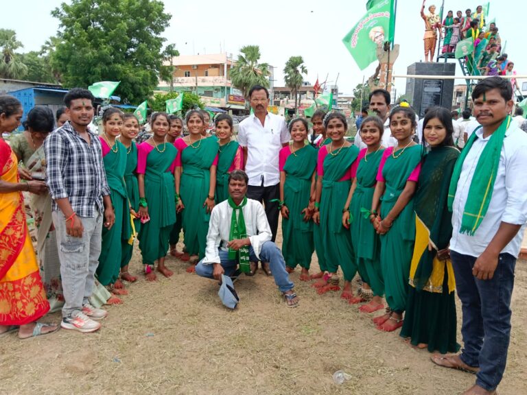 ప్రపంచ ఆదివాసి దినోత్సవం సందర్భంగా ములుగు జిల్లా ఏటూరునాగారంలో ఆదివాసీ ఐక్యత, ఆత్మగౌరవం వెల్లివిరిసింది. ఆదివాసీ సంఘాలు, ప్రజాప్రతినిధులు, మహిళలు, యువత, విద్యార్థులు, గిరిజన ప్రజలు పెద్ద సంఖ్యలో తరలిరావడంతో ఏటూరునాగారం జనసంద్రంగా మారింది. ప్రధాన రహదారులు ఆదివాసీ నినాదాలతో మార్మోగాయి. వై జంక్షన్‌ నుంచి ఐటీడీఏ కార్యాలయం వరకు భారీ ర్యాలీ నిర్వహించారు. సంప్రదాయ దుస్తులు ధరించిన గిరిజనులు, యువత, మహిళలు ఉత్సాహంగా ర్యాలీలో పాల్గొన్నారు. ఆదివాసీ హక్కులు, ఆత్మగౌరవం, సంస్కృతి–సంప్రదాయాల పరిరక్షణకు సంబంధించిన నినాదాలతో ర్యాలీ సాగింది. ర్యాలీ అనంతరం కొమురం భీమ్ విగ్రహానికి పూలమాలలు వేసి ఘనంగా నివాళులు అర్పించారు. ఆదివాసీ సంఘాల నాయకులు, ప్రజాప్రతినిధులు జెండా ఆవిష్కరించి ఆదివాసీ సమాజం ఐక్యతను చాటారు. అనంతరం గిరిజన భవన్‌లో ప్రపంచ ఆదివాసి దినోత్సవ వేడుకలు నిర్వహించారు. సంప్రదాయ నృత్యాలతో అదరగొట్టిన గిరిజనులు వేడుకల్లో సంప్రదాయ దుస్తుల్లో పాల్గొన్న గిరిజనులు చేసిన ఆదివాసీ నృత్యాలు, సాంస్కృతిక ప్రదర్శనలు ప్రత్యేక ఆకర్షణగా నిలిచాయి. ఆశ్రమ పాఠశాలలు, పాఠశాలల విద్యార్థులు సైతం ఉత్సాహంగా పాల్గొని తమ ప్రతిభను చాటారు. మహిళలు, యువత పెద్ద సంఖ్యలో పాల్గొనడంతో కార్యక్రమ ప్రాంగణం పండుగ వాతావరణాన్ని సంతరించుకుంది. హక్కుల పరిరక్షణకు ఐక్యంగా పోరాటం ఈ సందర్భంగా ఆదివాసీ నాయకులు మాట్లాడుతూ.. ప్రపంచ ఆదివాసి దినోత్సవం కేవలం వేడుకలకు పరిమితం కాకుండా ఆదివాసీల హక్కులు, ఆత్మగౌరవం, జల్–జంగల్–జమీన్ పరిరక్షణకు పునరంకితమయ్యే రోజుగా నిలవాలని అన్నారు. ఆదివాసీ ప్రాంతాల్లో రాజ్యాంగ హక్కులు, చట్టపరమైన రక్షణలు సమర్థవంతంగా అమలు కావాలని, ఆదివాసీల సమస్యలకు శాశ్వత పరిష్కారం చూపాలని ప్రభుత్వాలను కోరారు. ఆదివాసీ సంస్కృతి, సంప్రదాయాలు, భాష, జీవన విధానాన్ని కాపాడుకోవాల్సిన బాధ్యత ప్రతి ఒక్కరిపై ఉందని పేర్కొన్నారు. “ఆదివాసీ ఐక్యతే మన బలం.. హక్కుల పరిరక్షణే మన లక్ష్యం" అనే సందేశంతో కార్యక్రమం ఉత్సాహభరితంగా సాగింది. ఆదివాసీల భారీ భాగస్వామ్యంతో ఏటూరునాగారంలో నిర్వహించిన ప్రపంచ ఆదివాసి దినోత్సవ వేడుకలు ఘనంగా ముగిశాయి