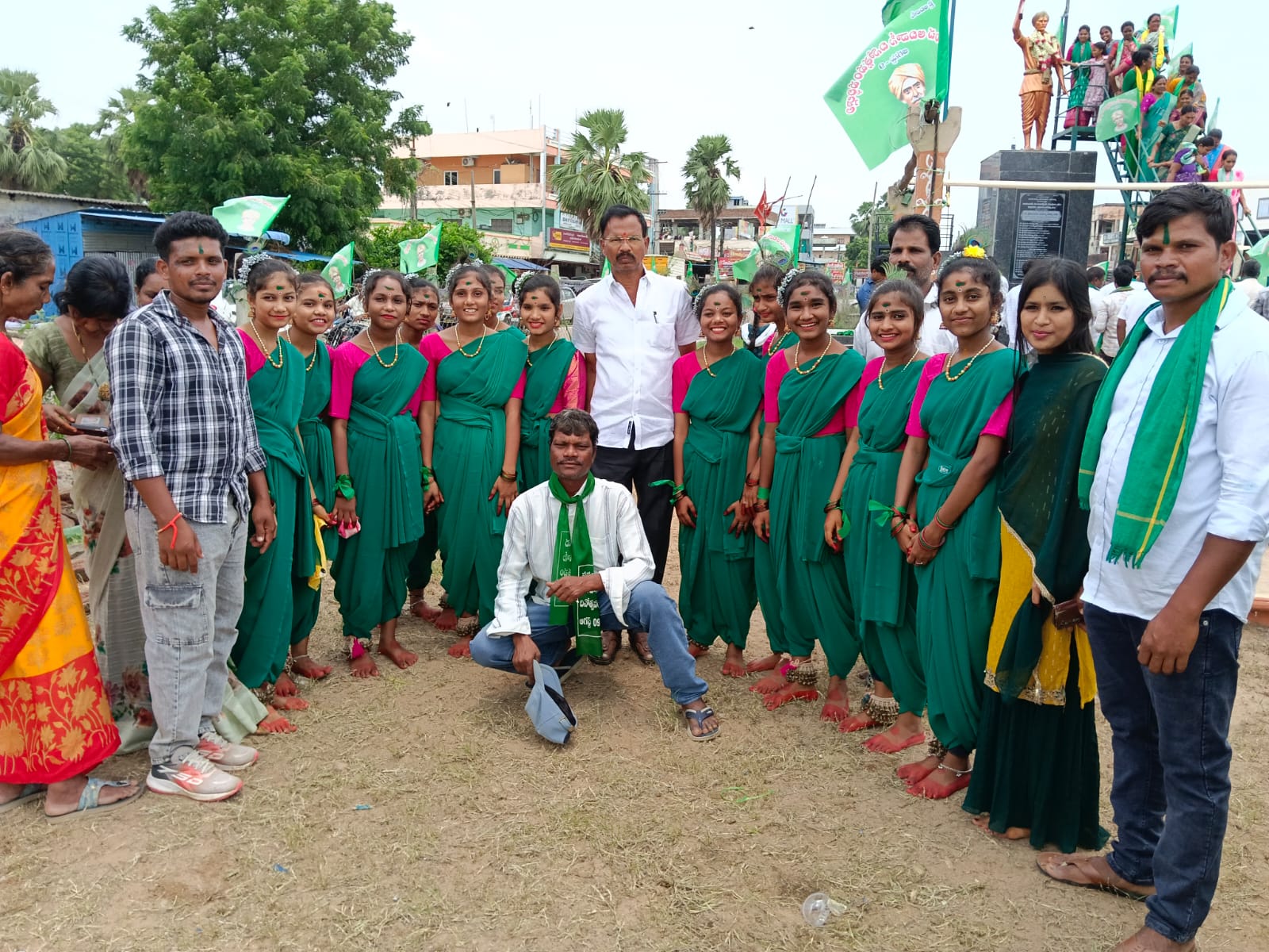 ప్రపంచ ఆదివాసి దినోత్సవం సందర్భంగా ములుగు జిల్లా ఏటూరునాగారంలో ఆదివాసీ ఐక్యత, ఆత్మగౌరవం వెల్లివిరిసింది. ఆదివాసీ సంఘాలు, ప్రజాప్రతినిధులు, మహిళలు, యువత, విద్యార్థులు, గిరిజన ప్రజలు పెద్ద సంఖ్యలో తరలిరావడంతో ఏటూరునాగారం జనసంద్రంగా మారింది. ప్రధాన రహదారులు ఆదివాసీ నినాదాలతో మార్మోగాయి. వై జంక్షన్‌ నుంచి ఐటీడీఏ కార్యాలయం వరకు భారీ ర్యాలీ నిర్వహించారు. సంప్రదాయ దుస్తులు ధరించిన గిరిజనులు, యువత, మహిళలు ఉత్సాహంగా ర్యాలీలో పాల్గొన్నారు. ఆదివాసీ హక్కులు, ఆత్మగౌరవం, సంస్కృతి–సంప్రదాయాల పరిరక్షణకు సంబంధించిన నినాదాలతో ర్యాలీ సాగింది. ర్యాలీ అనంతరం కొమురం భీమ్ విగ్రహానికి పూలమాలలు వేసి ఘనంగా నివాళులు అర్పించారు. ఆదివాసీ సంఘాల నాయకులు, ప్రజాప్రతినిధులు జెండా ఆవిష్కరించి ఆదివాసీ సమాజం ఐక్యతను చాటారు. అనంతరం గిరిజన భవన్‌లో ప్రపంచ ఆదివాసి దినోత్సవ వేడుకలు నిర్వహించారు. సంప్రదాయ నృత్యాలతో అదరగొట్టిన గిరిజనులు వేడుకల్లో సంప్రదాయ దుస్తుల్లో పాల్గొన్న గిరిజనులు చేసిన ఆదివాసీ నృత్యాలు, సాంస్కృతిక ప్రదర్శనలు ప్రత్యేక ఆకర్షణగా నిలిచాయి. ఆశ్రమ పాఠశాలలు, పాఠశాలల విద్యార్థులు సైతం ఉత్సాహంగా పాల్గొని తమ ప్రతిభను చాటారు. మహిళలు, యువత పెద్ద సంఖ్యలో పాల్గొనడంతో కార్యక్రమ ప్రాంగణం పండుగ వాతావరణాన్ని సంతరించుకుంది. హక్కుల పరిరక్షణకు ఐక్యంగా పోరాటం ఈ సందర్భంగా ఆదివాసీ నాయకులు మాట్లాడుతూ.. ప్రపంచ ఆదివాసి దినోత్సవం కేవలం వేడుకలకు పరిమితం కాకుండా ఆదివాసీల హక్కులు, ఆత్మగౌరవం, జల్–జంగల్–జమీన్ పరిరక్షణకు పునరంకితమయ్యే రోజుగా నిలవాలని అన్నారు. ఆదివాసీ ప్రాంతాల్లో రాజ్యాంగ హక్కులు, చట్టపరమైన రక్షణలు సమర్థవంతంగా అమలు కావాలని, ఆదివాసీల సమస్యలకు శాశ్వత పరిష్కారం చూపాలని ప్రభుత్వాలను కోరారు. ఆదివాసీ సంస్కృతి, సంప్రదాయాలు, భాష, జీవన విధానాన్ని కాపాడుకోవాల్సిన బాధ్యత ప్రతి ఒక్కరిపై ఉందని పేర్కొన్నారు. “ఆదివాసీ ఐక్యతే మన బలం.. హక్కుల పరిరక్షణే మన లక్ష్యం" అనే సందేశంతో కార్యక్రమం ఉత్సాహభరితంగా సాగింది. ఆదివాసీల భారీ భాగస్వామ్యంతో ఏటూరునాగారంలో నిర్వహించిన ప్రపంచ ఆదివాసి దినోత్సవ వేడుకలు ఘనంగా ముగిశాయి