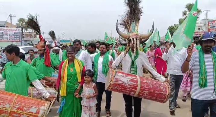 ప్రపంచ ఆదివాసి దినోత్సవాన్ని పురస్కరించుకుని ఏటూరునాగారంలో ఆదివాసీ సమాజం భారీగా నిర్వహించిన వేడుకలకు స్థానిక ఐటీడీఏ పీఓ, జిల్లా కలెక్టర్ హాజరు కాకపోవడం తీవ్రంగా బాధాకరమని ఆదివాసీ సంఘాలు ఆగ్రహం వ్యక్తం చేశాయి. ఆదివాసీల హక్కులు, సమస్యలు, జల్–జంగల్–జమీన్ పరిరక్షణ, పోడు భూములు, అటవీ హక్కులు, విద్య, వైద్యం, ఉపాధి, రహదారులు, మౌలిక వసతులు తదితర అనేక సమస్యలను అధికారుల దృష్టికి తీసుకెళ్లేందుకు ప్రపంచ ఆదివాసి దినోత్సవం ఒక ముఖ్యమైన వేదికగా నిలుస్తుంది. ఇలాంటి కీలకమైన రోజున ఆదివాసీ సమాజం మధ్య ఉండాల్సిన ఉన్నతాధికారులు కార్యక్రమానికి దూరంగా ఉండటం అధికారుల నిర్లక్ష్యానికి నిదర్శనమని ఆదివాసీ సంఘాల నాయకులు మండిపడ్డారు. ఏటూరునాగారంలో వై జంక్షన్‌ నుంచి ఐటీడీఏ కార్యాలయం వరకు భారీ ర్యాలీ నిర్వహించి, కొమురం భీమ్‌కు ఘనంగా నివాళులు అర్పించిన అనంతరం గిరిజన భవన్‌లో వేడుకలు నిర్వహించారు. వివిధ మండలాలు, గ్రామాల నుంచి వచ్చిన ఆదివాసీలు తమ సమస్యలు, డిమాండ్లను అధికారుల దృష్టికి తీసుకెళ్లేందుకు సిద్ధమయ్యారు. అయితే మెమోరాండాలు స్వీకరించి, సమస్యలపై ప్రత్యక్షంగా స్పందించాల్సిన అధికారులు అందుబాటులో లేకపోవడం తీవ్ర నిరాశకు గురిచేసిందని వారు తెలిపారు. “ప్రపంచ ఆదివాసి దినోత్సవం రోజునే ఆదివాసీలను అధికారులు పట్టించుకోకపోతే.. ఇక మా సమస్యలు ఎప్పుడు వింటారు?” అని ఆదివాసీ సంఘాల నాయకులు ప్రశ్నించారు. ఆదివాసీ ప్రాంతాల సమస్యలపై అధికారులు ప్రత్యేక దృష్టి సారించాలని, ఐటీడీఏ పరిధిలోని పెండింగ్ సమస్యలను పరిష్కరించేందుకు తక్షణమే ప్రత్యేక సమావేశం ఏర్పాటు చేయాలని వారు డిమాండ్ చేశారు. జిల్లా కలెక్టర్, ఐటీడీఏ పీఓ వెంటనే స్పందించి ఆదివాసీ సంఘాల ప్రతినిధులతో సమావేశం నిర్వహించి సమస్యలపై కార్యాచరణ ప్రకటించాలని కోరారు. ఆదివాసీల సమస్యల పరిష్కారంలో అధికారులు నిర్లక్ష్యం కొనసాగిస్తే, ప్రజాస్వామ్య పద్ధతిలో మరింత బలమైన ఉద్యమాలు చేపట్టాల్సి వస్తుందని ఆదివాసీ సంఘాలు డిమాండ్.