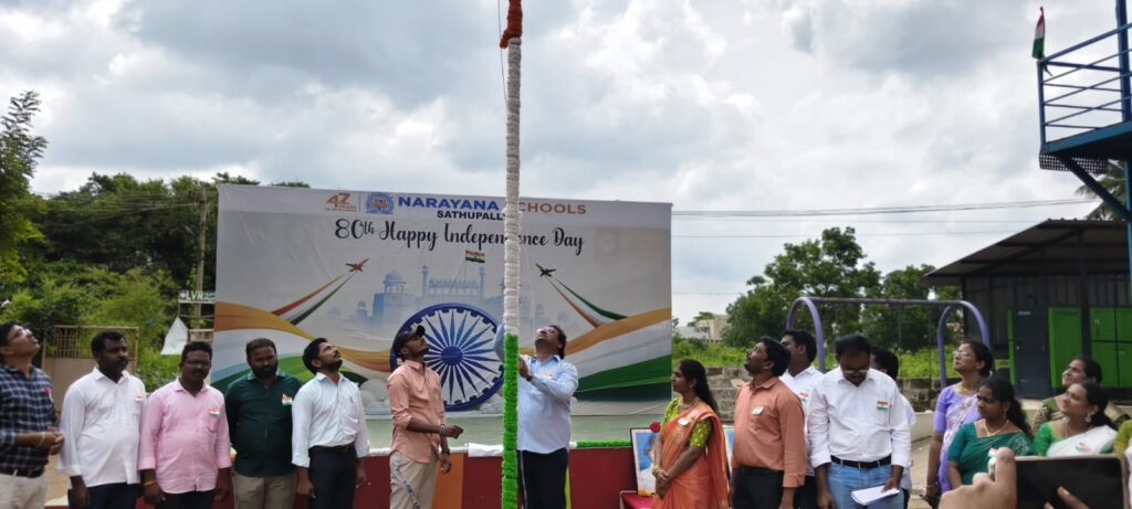 సత్తుపల్లి నారాయణ స్కూల్ లో వెల్లివిరిసినా దేశభక్తి