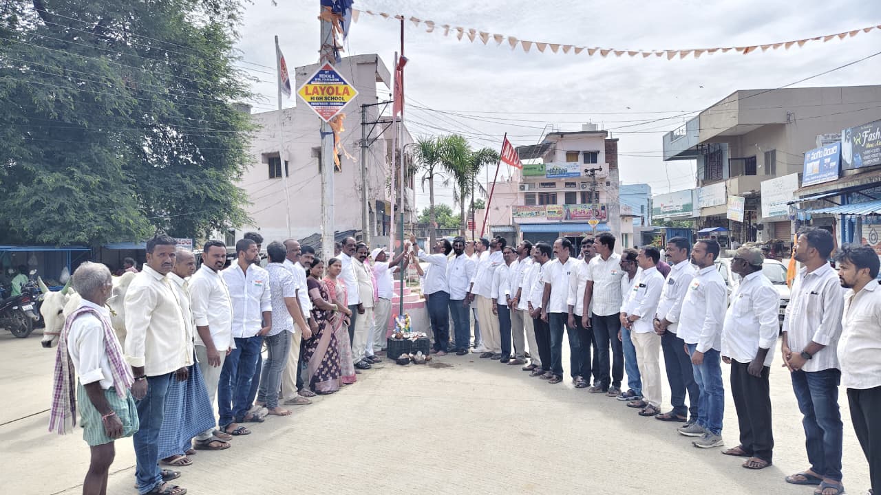 బీ.ఆర్.ఎస్ మండల పార్టీ ఆధ్వర్యంలో జాతీయ జెండా ఆవిష్కరణ