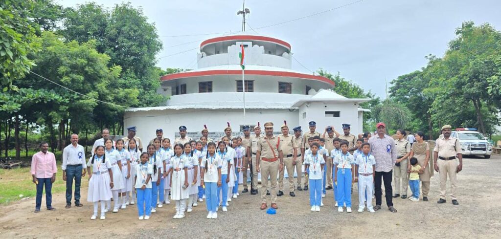 ప్రభుత్వ కార్యాలయాల్లో మువ్వన్నెల పతాకావిష్కరణ
