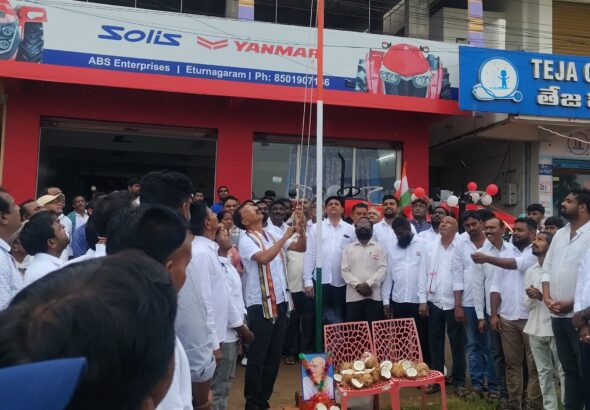 కాంగ్రెస్ పార్టీ కార్యాలయం వద్ద జాతీయ జెండా ఆవిష్కరణ
