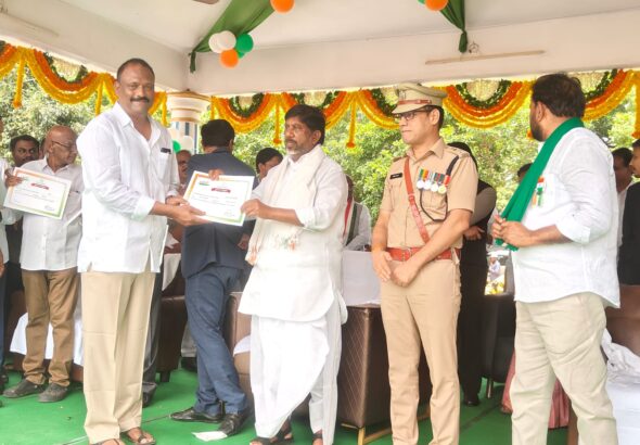 కాకర్లపల్లి కార్యదర్శి సజ్జా కు మంత్రి భట్టి చేతుల మీదుగా పురస్కారం