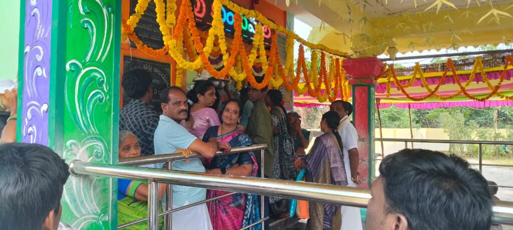 అమ్మవారిని దర్శించుకొని మొక్కలు చెల్లించుకొని ప్రత్యేక పూజలు నిర్వహించిన పాలకుర్తి మేజర్ గ్రామ పంచాయతీ సర్పంచ్ దంపతులు!