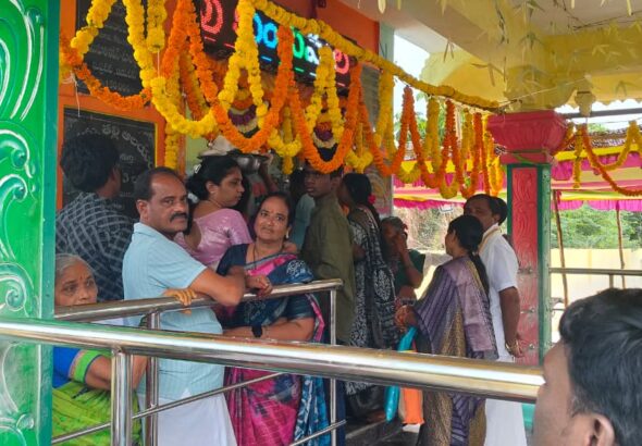 అమ్మవారిని దర్శించుకొని మొక్కలు చెల్లించుకొని ప్రత్యేక పూజలు నిర్వహించిన పాలకుర్తి మేజర్ గ్రామ పంచాయతీ సర్పంచ్ దంపతులు!