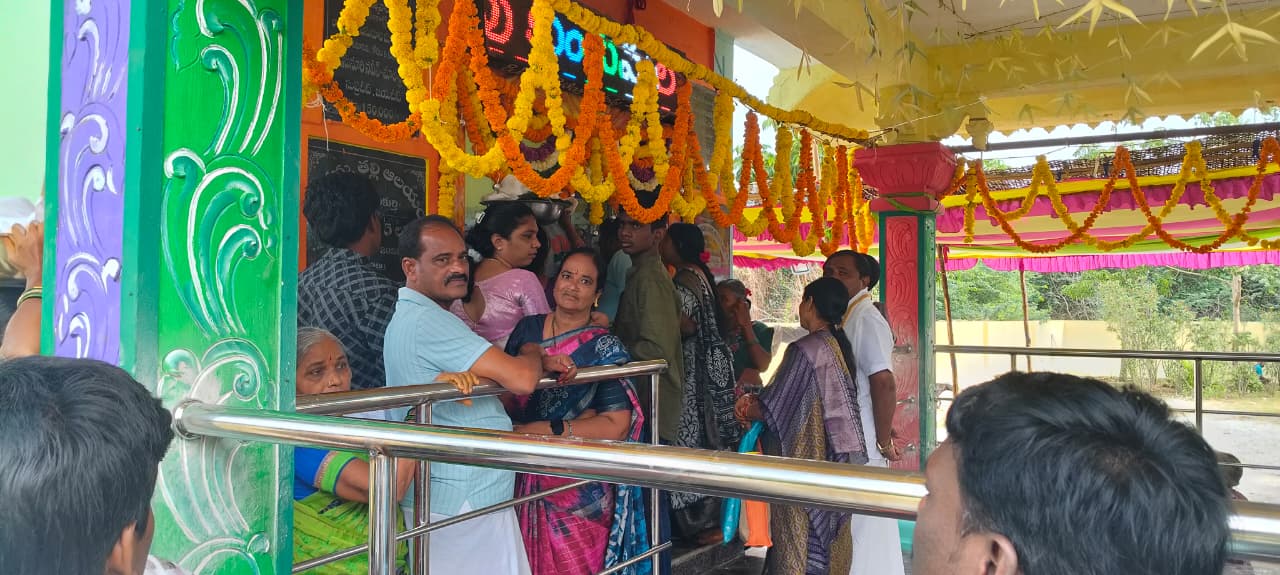అమ్మవారిని దర్శించుకొని మొక్కలు చెల్లించుకొని ప్రత్యేక పూజలు నిర్వహించిన పాలకుర్తి మేజర్ గ్రామ పంచాయతీ సర్పంచ్ దంపతులు!