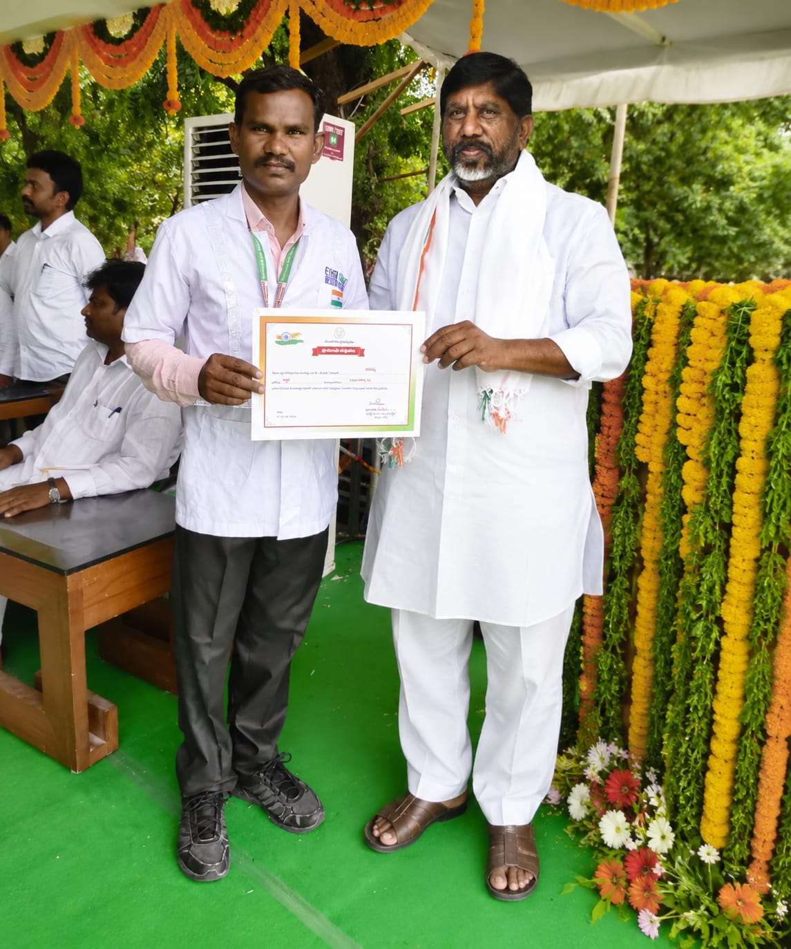 సత్తుపల్లి 108 టెక్నీషియన్ కు భట్టి చేతుల మీదుగా పురస్కారం