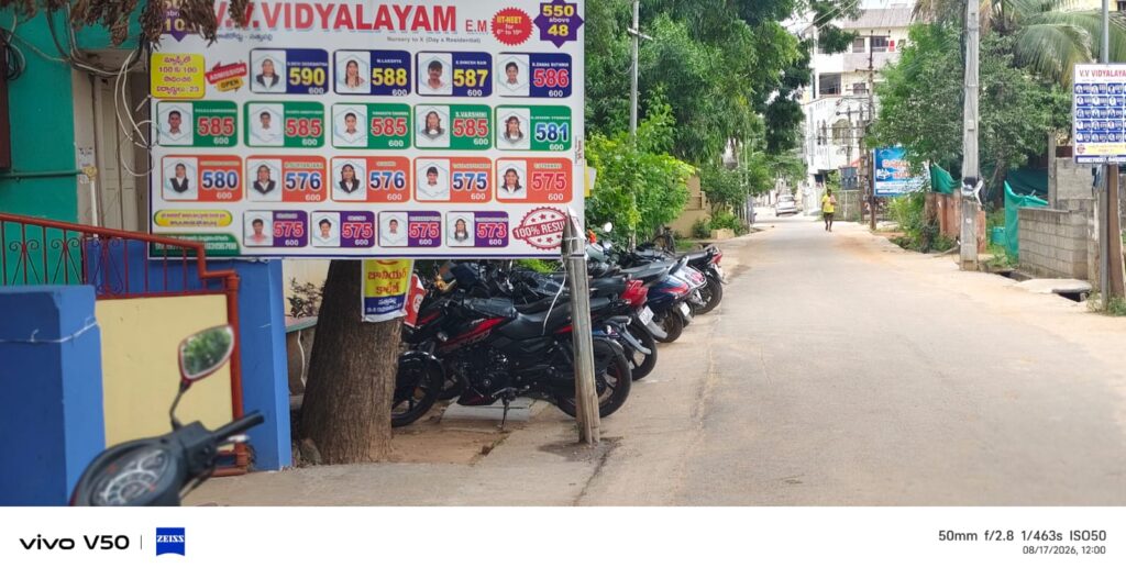 స్కూల్‌ రోడ్లలో స్పీడ్‌ బ్రేకర్లు ఏర్పాటు చేయాలి