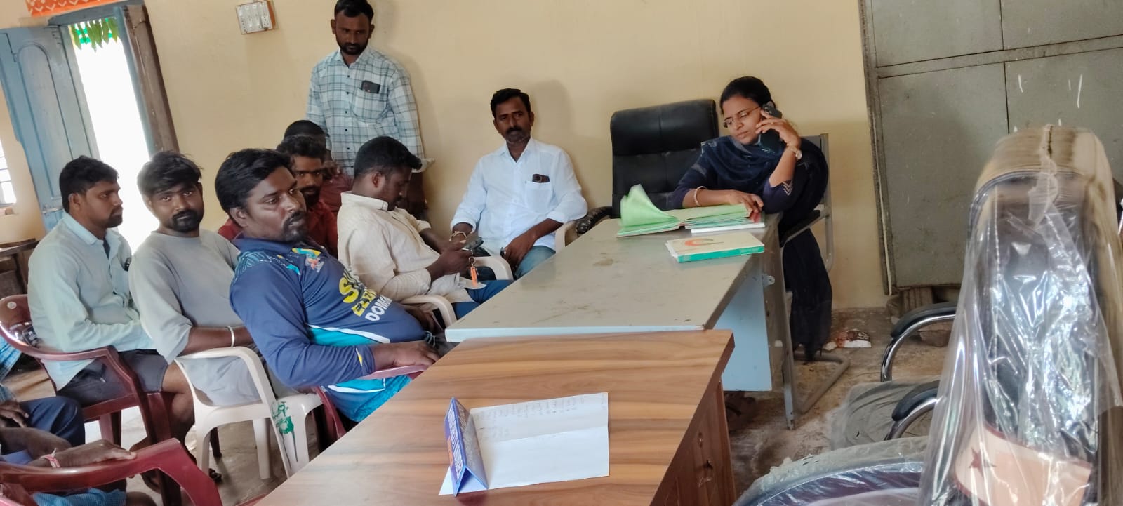 ప్రజా సమస్యలపై ప్రశ్నిస్తే.. గ్రామసభ నుంచి వెళ్లిపోయారు