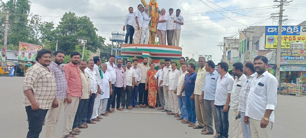 రాజీవ్ గాంధీ చేసిన సేవలు చిరస్మరనీయం