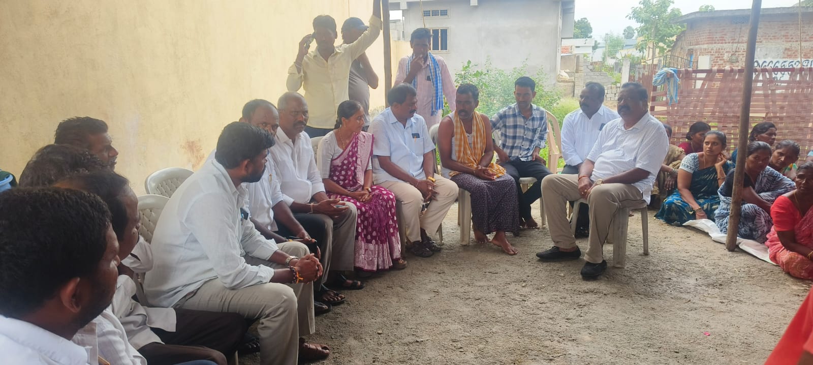 మృతుల కుటుంబాలకు కాంగ్రెస్ నాయకుల పరామర్శ
