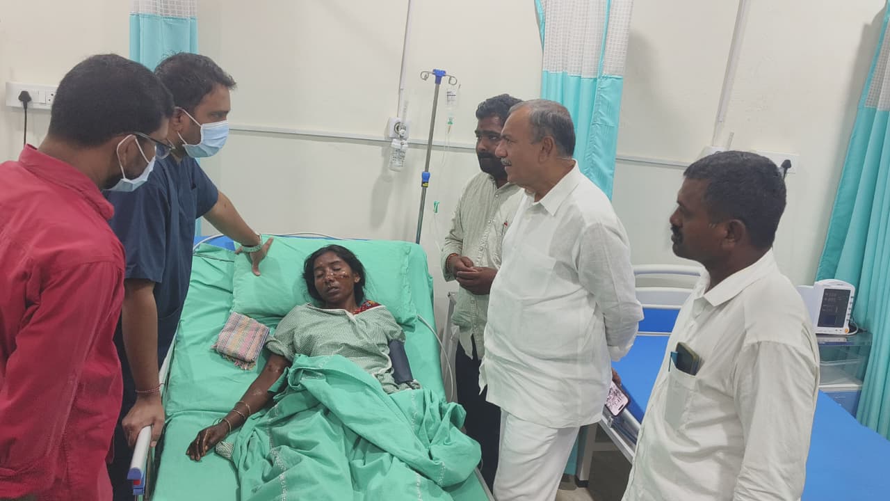 వ్యవసాయ కూలీ స్వర్ణలతను పరామర్శించిన మాజీ ఎమ్మెల్యే గండ్ర