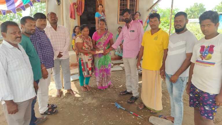 మానవ సేవే మాధవ సేవ గ్రూప్ సభ్యుల ఆర్ధిక సాయం