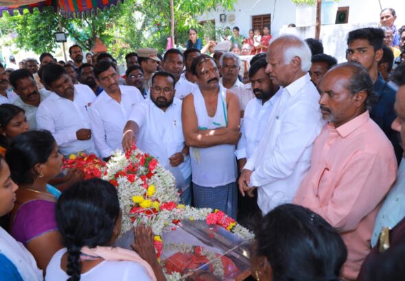 మృతుని కుటుంబాన్ని పరామర్శించిన ఎమ్మెల్యే కడియం