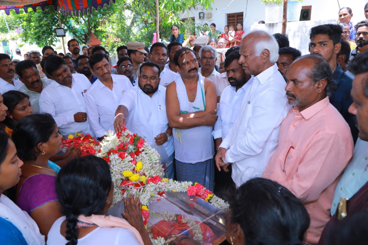 మృతుని కుటుంబాన్ని పరామర్శించిన ఎమ్మెల్యే కడియం