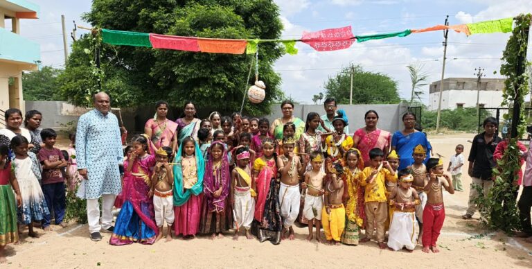 స్థానిక ఆదర్శ విద్యా నికేతన్ పాఠశాలలో శ్రీకృష్ణాష్టమి వేడుకల
