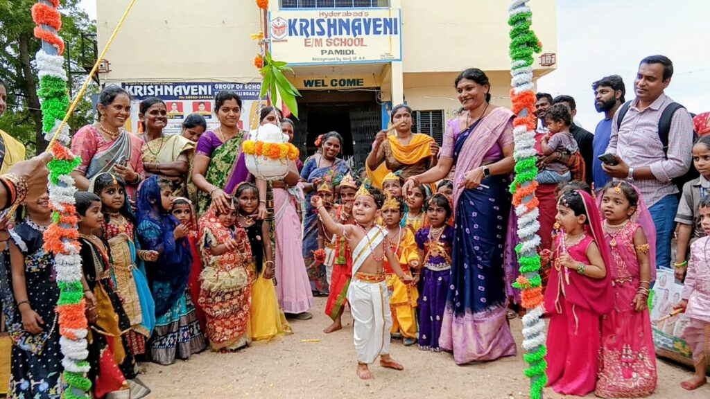 కృష్ణవేణి ఇంగ్లీష్ మీడియం స్కూల్ ప్రాంగణంలో శ్రీకృష్ణాష్టమి వేడుకలు