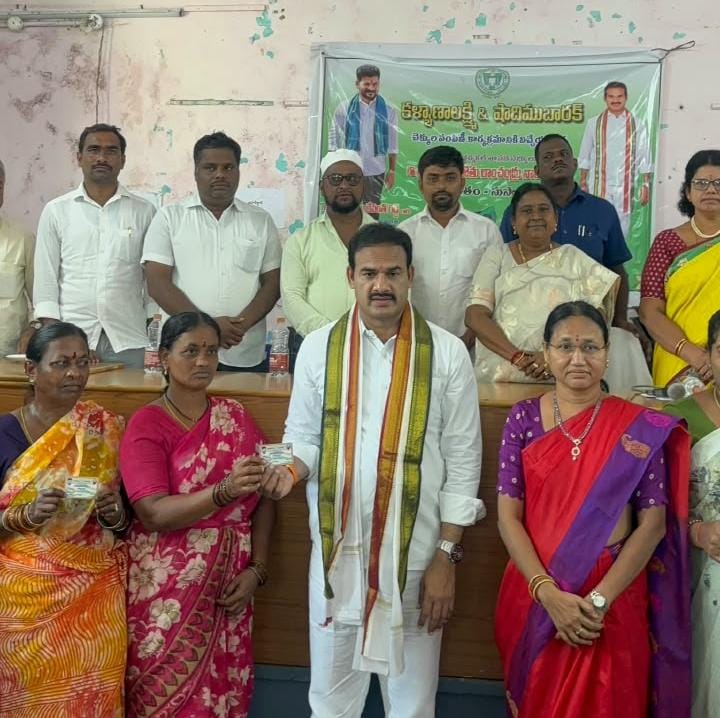 లబ్ధిదారులకు సంక్షేమ పథకాల ప్రయోజనాలు అందజేత