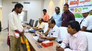 ప్రజావాణి దరఖాస్తులకు అధిక ప్రాధాన్యత ఇవ్వాలి