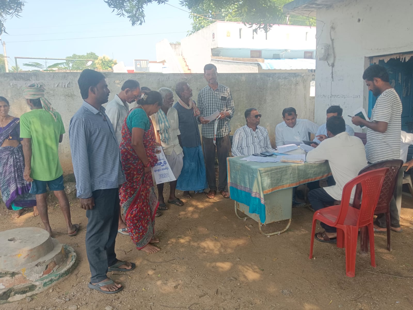 జిల్లా వ్యవసాయ శాఖ అధికారి విజయచంద్ర, ఏవో వీరసింగ్