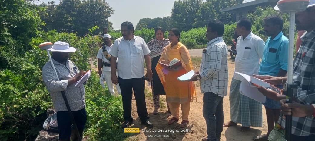 లింగాలలో క్షేత్రస్థాయిలో రీ-సర్వే ప్రక్రియ పరిశీలన