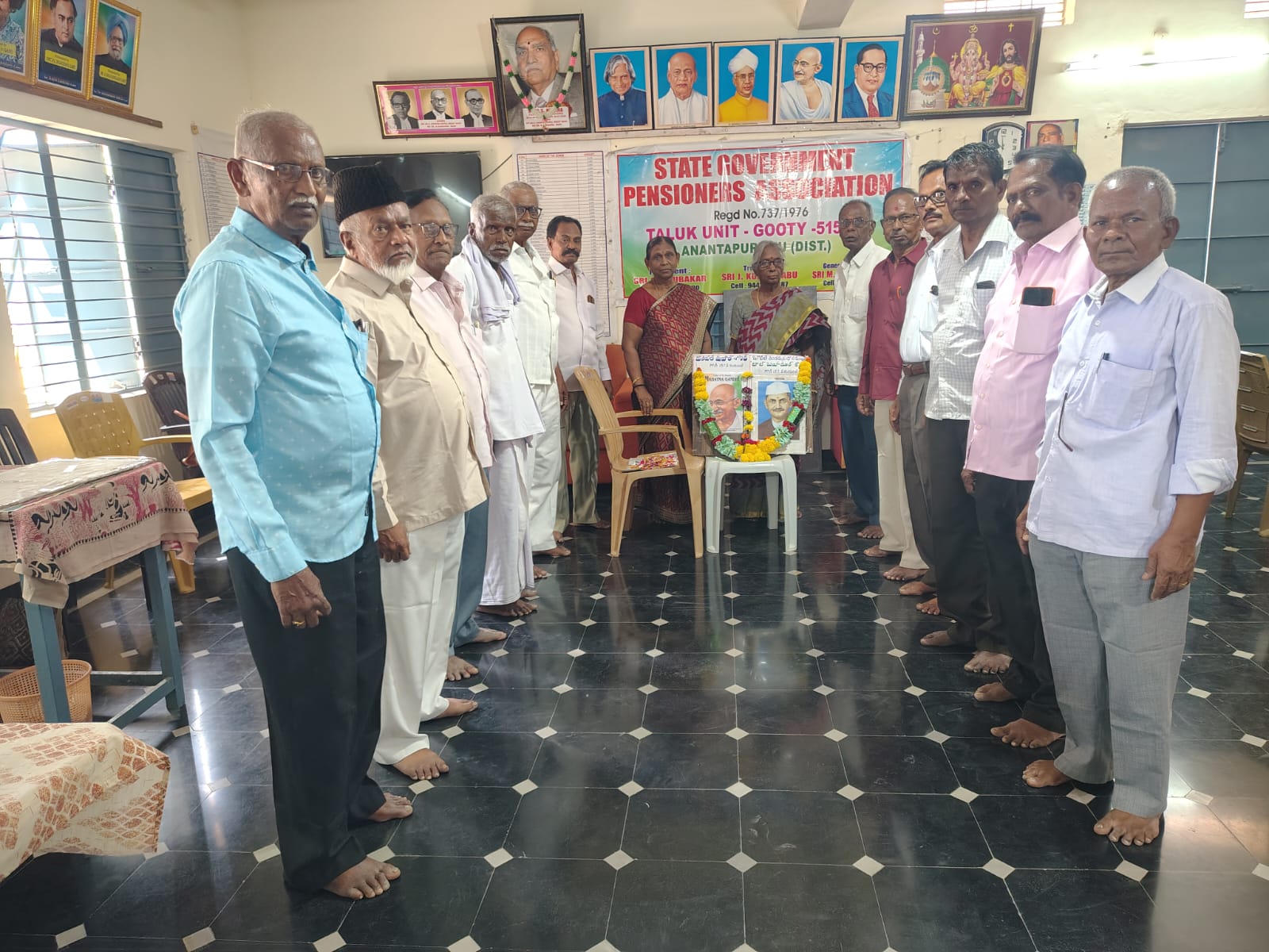 అనంతపురం జిల్లా గుత్తి పట్టణంలోని ఫుట్బాల్ గ్రౌండ్ ఆవరణలో గల ప్రభుత్వ పెన్షనర్ల భవనం