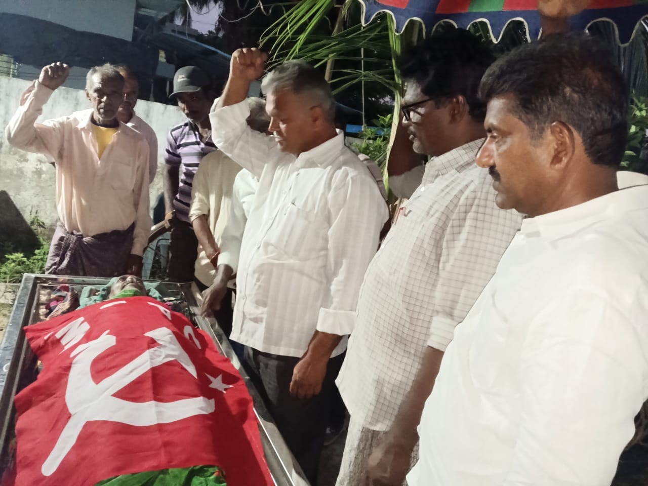 శీలం సత్యనారాయణరెడ్డి సాంబయ్య భౌతిక కాయాన్ని సందర్శించి ఎర్రజెండా కప్పి నివాళులర్పించారు