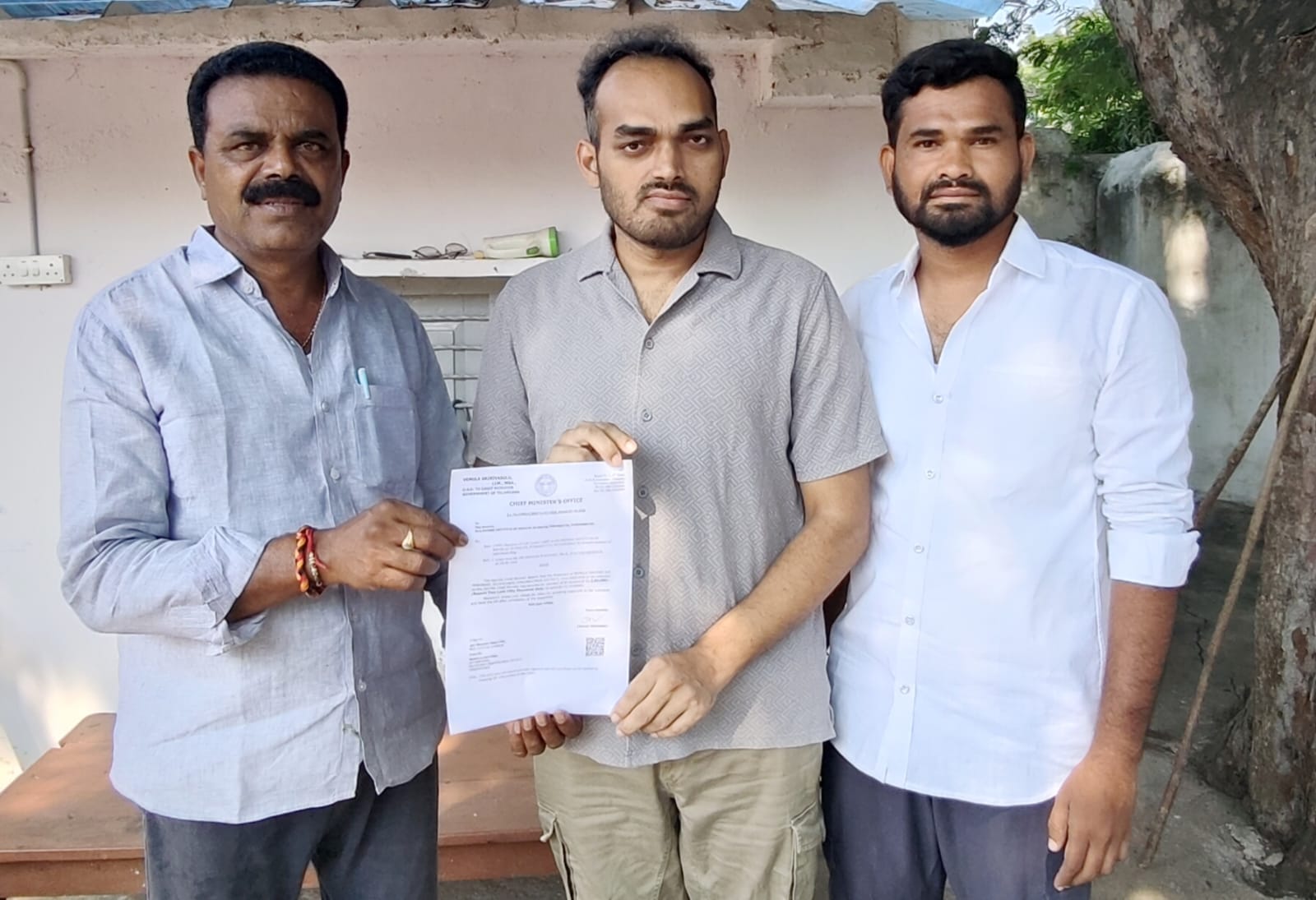 ఎమ్మెల్యే కడియం శ్రీహరి చొరవతో బాధితుడికి ఆర్థిక సహాయం